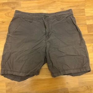 Columbia Men's graphite 8” chino shorts 30 waist